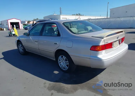 2001 Toyota Camry Le z USA, uszkodzony, nr VIN 4T1BG22K91U059746